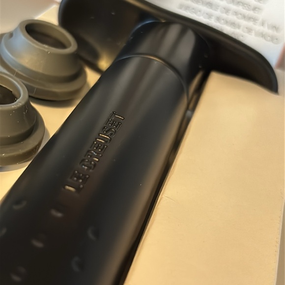 Le Creuset Black Wine Pump set with three Stoppers brand new in box - Picture 8 of 10